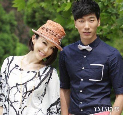 张亮婚礼为妻子寇静补办 现场拜师"咏春传人