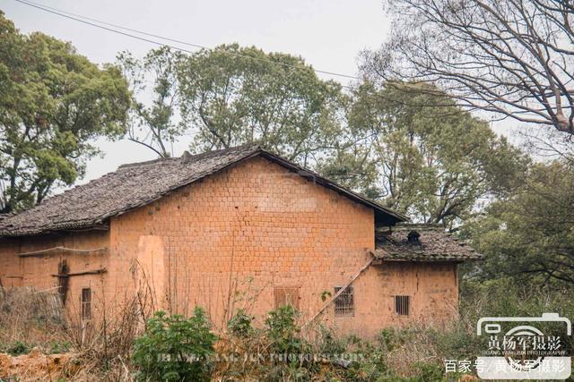 江西于都县白田村树旁的老屋,难忘的乡愁记忆,土砖瓦房很亲切