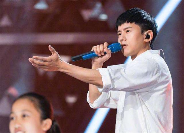 张杰每次演唱必用的蓝话筒什么来头?这或许只有粉丝才能懂