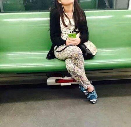 妹子车上人不多不用把腿扭成麻花吧真的不疼么瞅着都担心呀