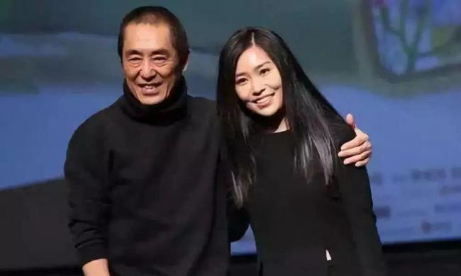 张艺谋前妻是他的初中同学肖华,两人相差一岁,他们一起在农村插队时