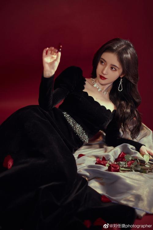 鞠婧祎黑色丝绒长裙