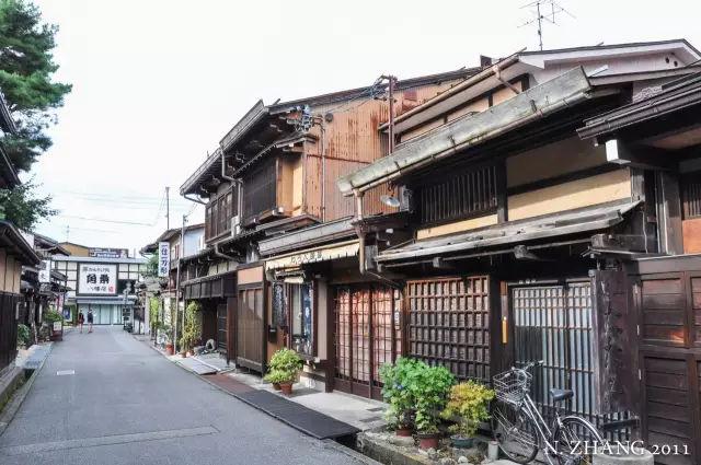 古街的一侧有一处"高山阵屋"的古迹,是日本唯一现存的江户时期的代官