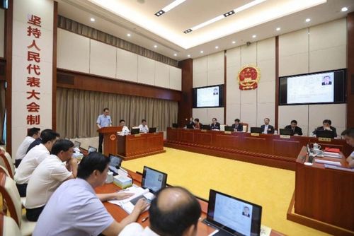 宝安区人大主任张志彪(中间)为副区长当选人蔡英权(右一)娄岩峰(左一)