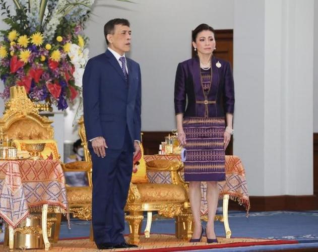 43岁苏提达"露馅",发布公务照忘记ps,泰国最美王后