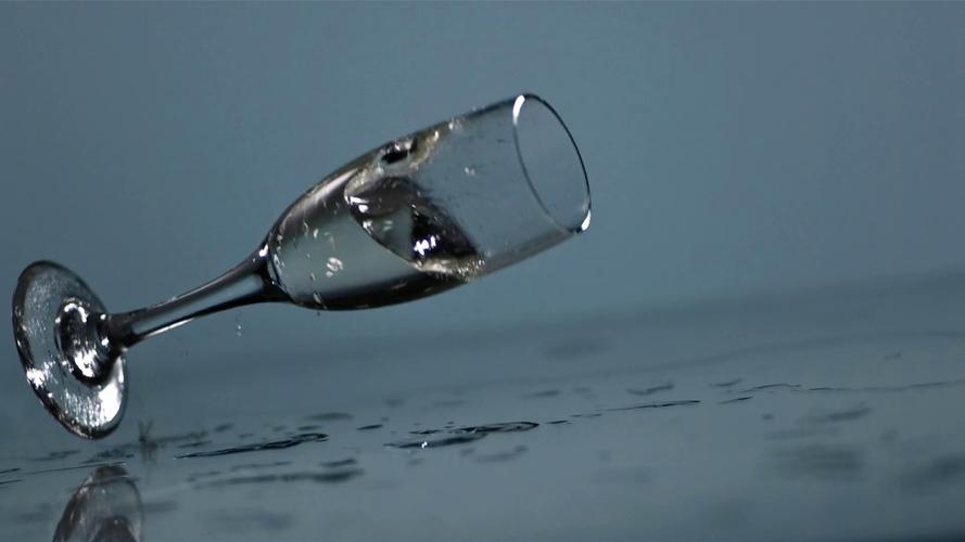 高脚玻璃杯摔碎慢镜头高清实拍