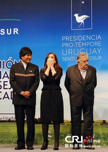 阿根廷女总统出席峰会 捂嘴偷着乐/组图