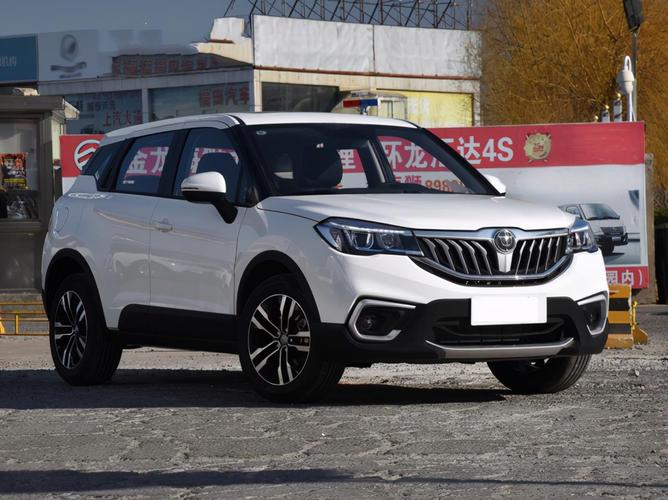 在前一段时间,华晨旗下的新款中华v3正式登陆国内市场,此次共推出了三