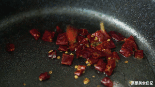 下青椒,红辣椒大火炒熟,放入炒好的牛肉,翻炒几下就可以出锅了