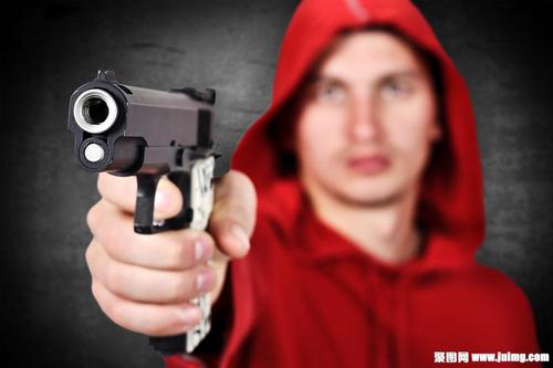 开枪的外国男士