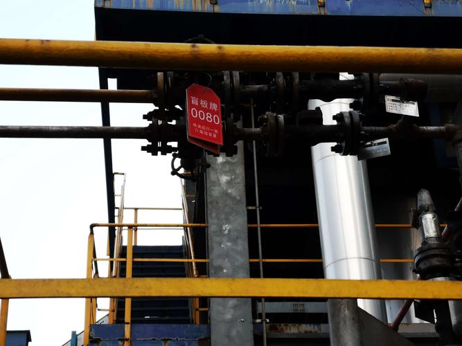 精柴过滤器顶有两块盲板牌挂在了一起,需整改.