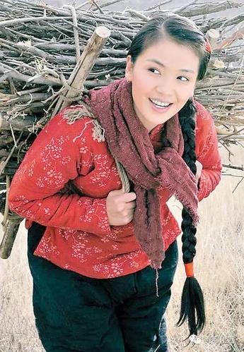 但这村姑的形象,小编一眼就能判定,这是装的!村姑哪有这么干净的脸!