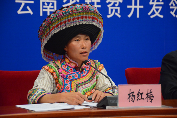 永胜县鲁地拉搬迁县城梨园安置点居民杨红梅答记者问(记者 赵嘉 摄影)