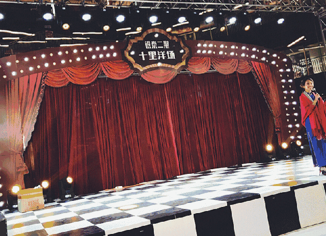 晚上的六点半 都会准时上演民国风情的 老上海皮影戏 旗袍秀 百乐门