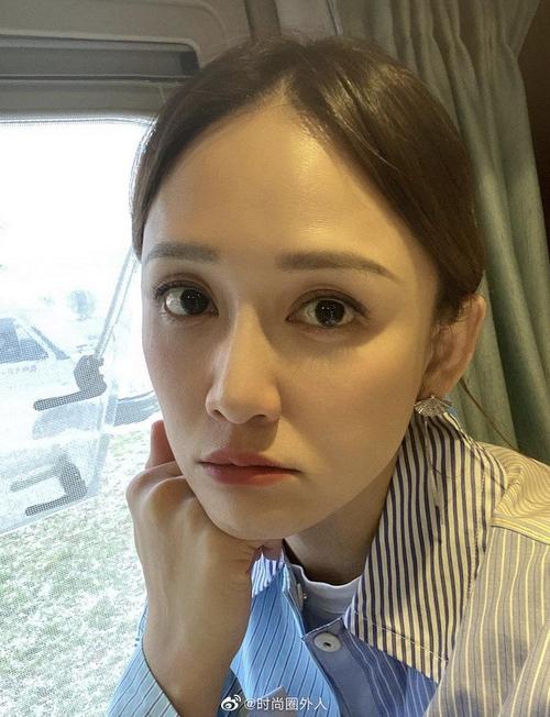 陈乔恩[超话]# 最新自拍 这大眼睛太吓人了 妆感太明显 感觉陈乔恩