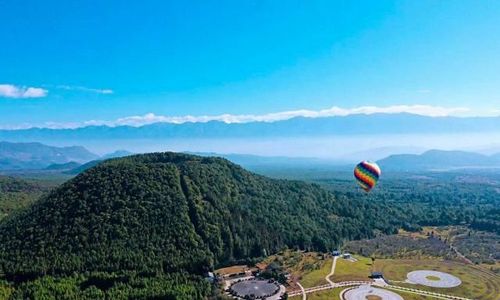 腾冲火山国家地质公园:坐热气球在百米高空触摸火山的