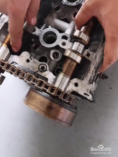 奥迪a6l(bpj,2.0t)发动机缸盖链条校对方法