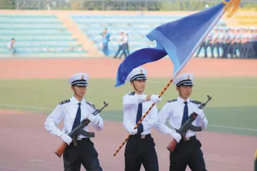 大连海事大学的校服,绝对是本城高校里颜值最高的,没秀过制服照的海