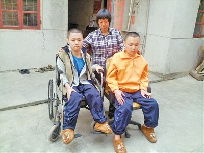 抱他们洗脸上厕所,然后背他们坐上轮椅,等孩子吃饱后就去村里扫地,去