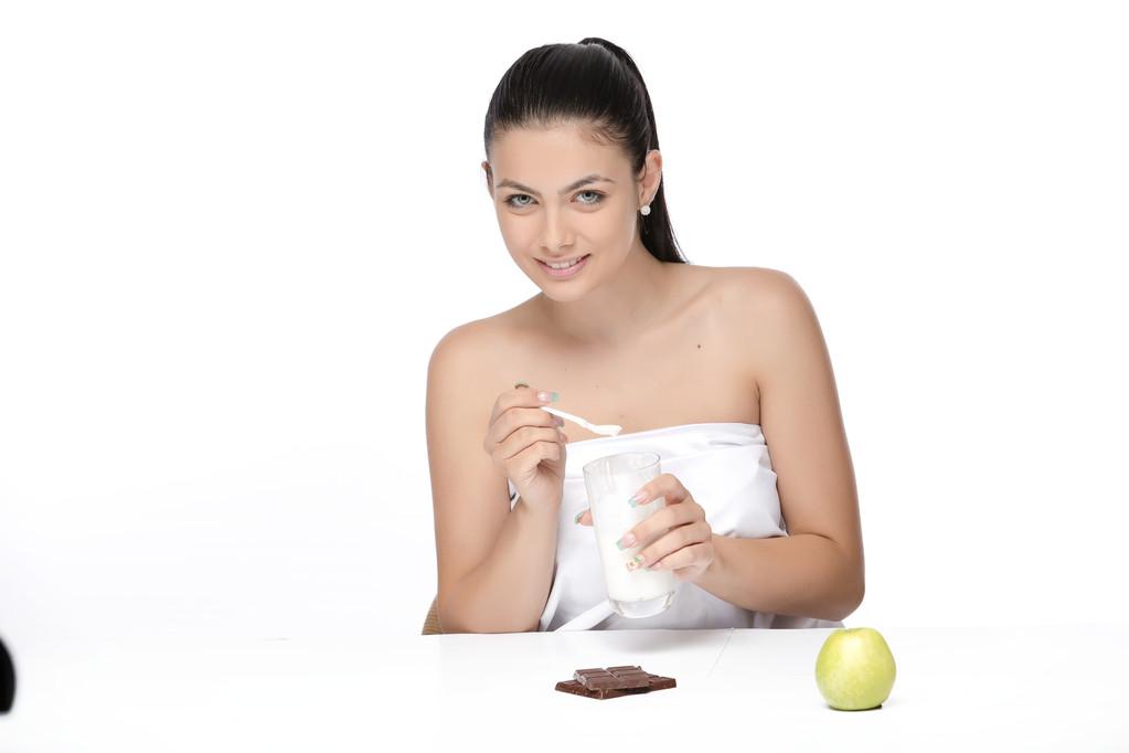 女人喝酸奶,美丽的女人喝杯酸奶或奶