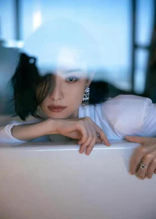 倪妮v领衬衫优雅性感写真