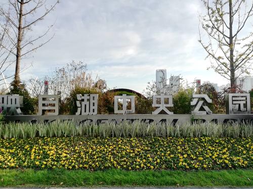 映月湖公园,在无锡市东郊,属于锡山区范围.