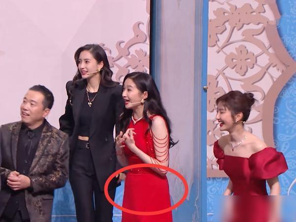 同样穿红色束腰裙,关晓彤和毛晓彤的肚子成焦点,不是年轻就能赢