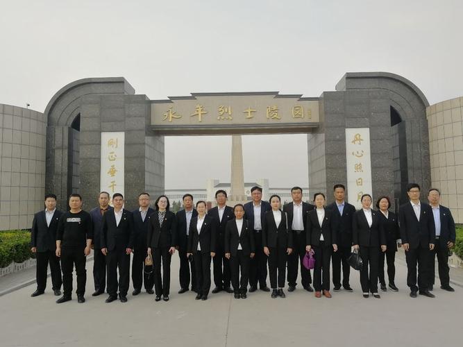 邯郸市永年区第三实验学校全体党员干部们一起来到永年烈士陵园,开展"