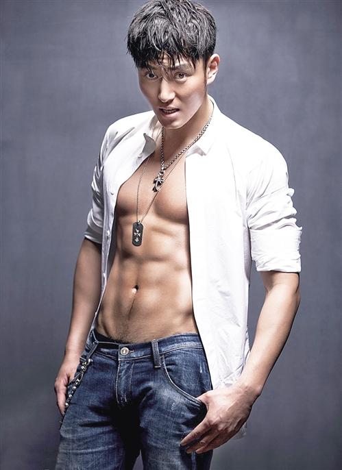 演员李东学曝光一组时尚写真,湿身穿衬衫,大方敞开衣服秀完美腹肌