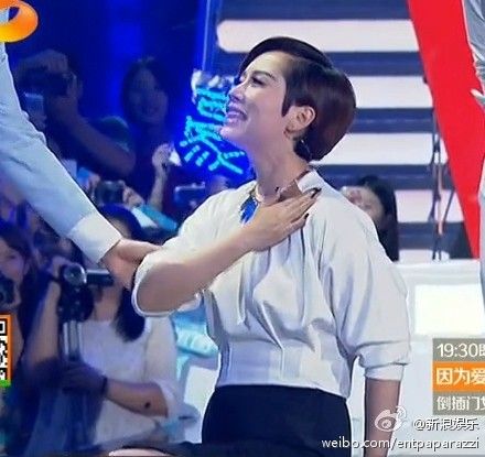 南京人海清向湖南卫视快乐男声欧豪下跪求爱,声称要把