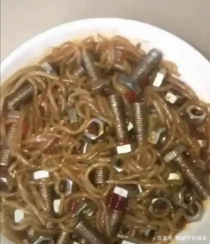 一个当地的老乡非要我吃一碗当地的特色:螺丝粉,确实不错,成功的吃掉