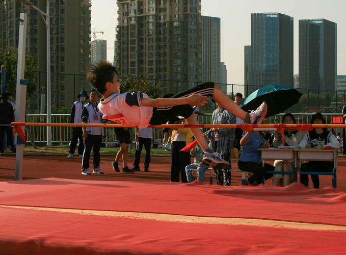 运动会精彩场景英姿浪花,扬帆奶奶帮助制作了美篇,向学校老师和同学们