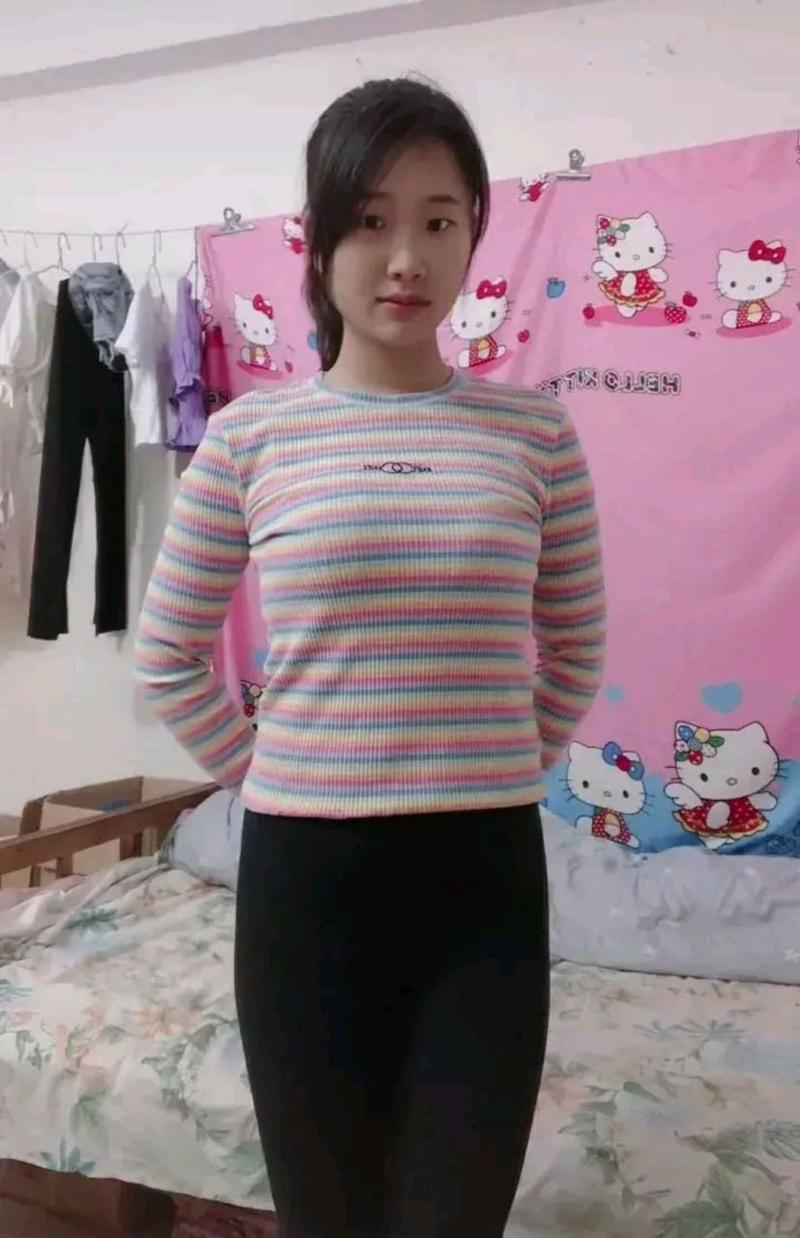 石柱与英子正在野地里欢好,不远处传来女人的呼喊声,听着声音越来越近