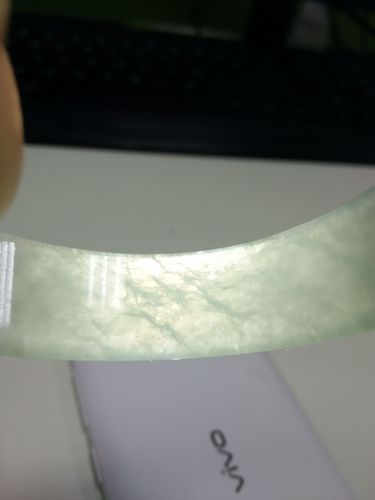买的翡翠在灯光下有这种纹理,不知道是什么,这款翡翠大概值多少钱