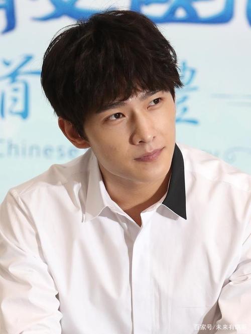 杨洋低调跟父母逛街,戴墨镜遮不住容貌