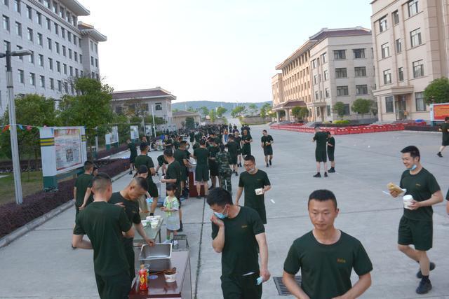 当"五一"小长假碰上军营美食节 这支部队不"疫"样!