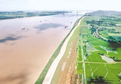 黄河下游的大堤由两部分组成,在河滨修筑束水坝,目前是把河道变窄,将