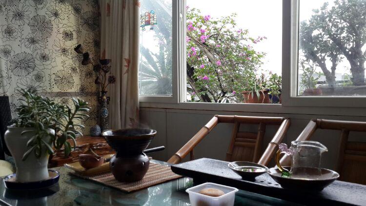 山中回来,褪去一身暑气,适逢雨天,静下心来,又到听雨喝茶时.