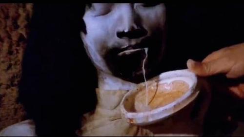 勾魂降头:降头师深夜刨坟,拿火对着尸体下巴烧,就为了一点尸油