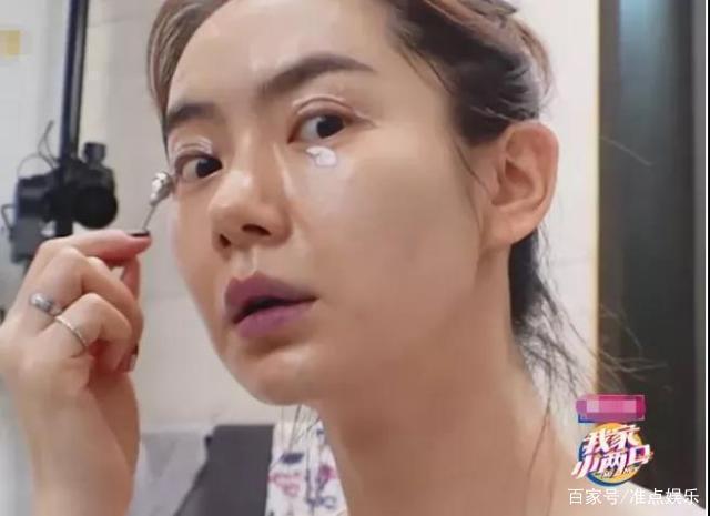 戚薇睡觉前素颜护肤,大方晒双眼皮疤痕,堪称史上最霸气女艺人!