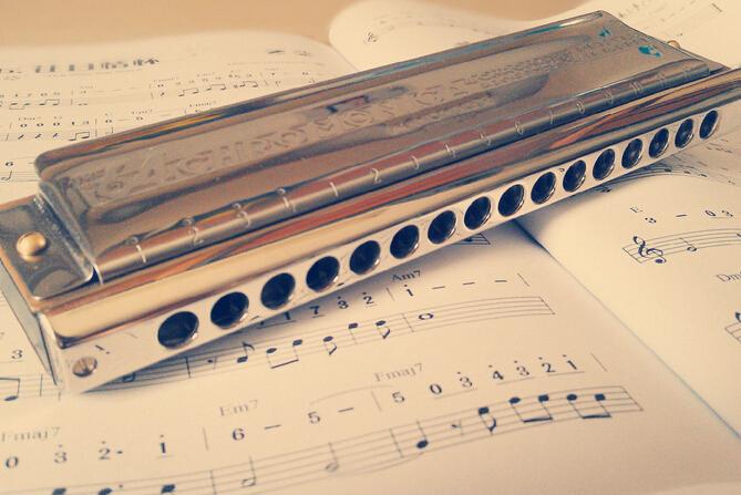 相对于上面两款乐器,口琴的演奏就要相对随性一些,小到三岁小孩都