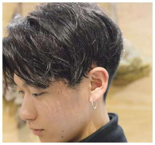 男生发质硬,两边翘,留什么发型合适?