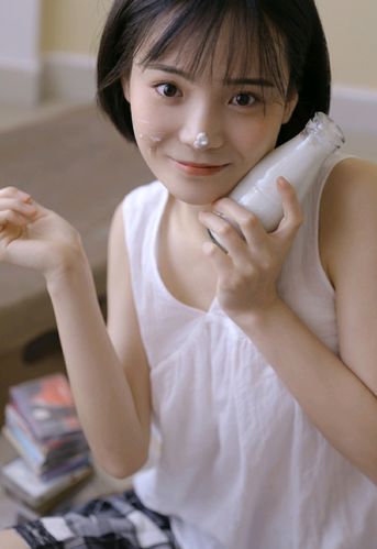 [美女壁纸]短发俏皮妹子可爱壁纸