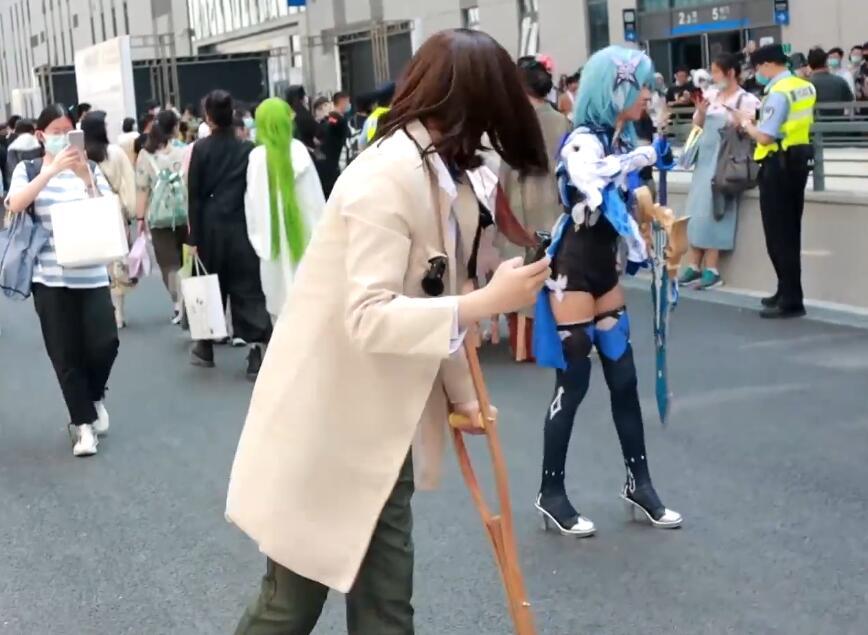 coser参加漫展入戏太深,路人老奶奶误会其真断腿了,起身让座