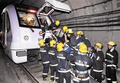 上海地铁发生追尾事故