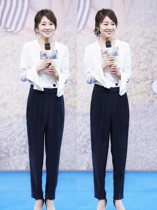 原创48岁闫妮从土气变时尚,她的穿搭简约大气,超适合四五十岁女性