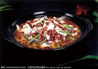 3 爆香:锅内放油烧热,把葱段,姜片,蒜末,辣椒段,花椒放入锅中爆炒