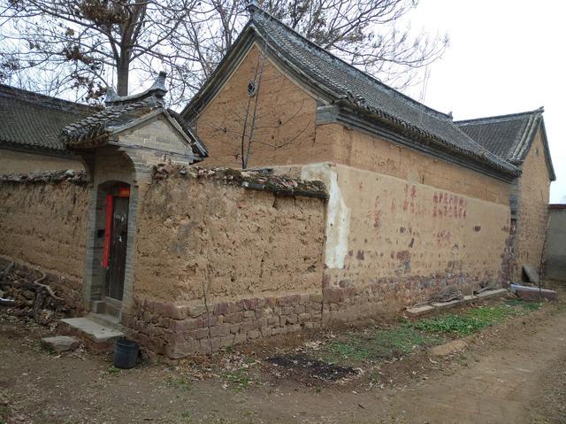 石基土墙灰瓦房,三合院.