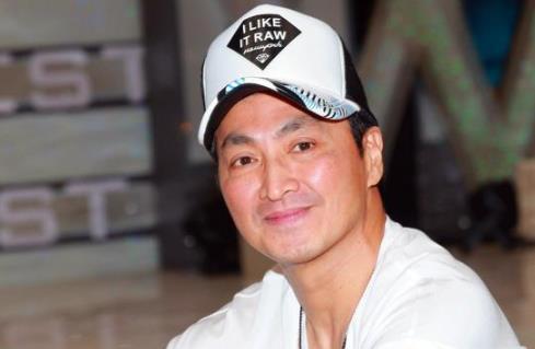 "展昭"何家劲近照曝光,工地开挖掘机,60岁一身肌肉仍单身