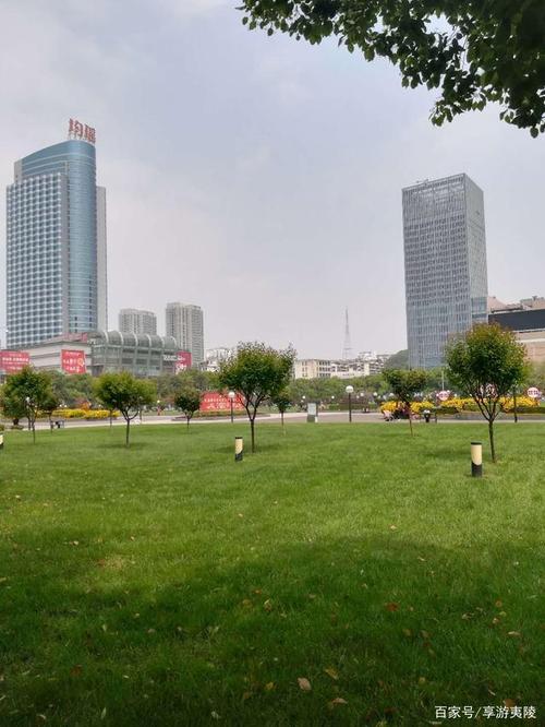 夷陵广场,位于宜昌市中心,1997年三峡大坝截流前夕